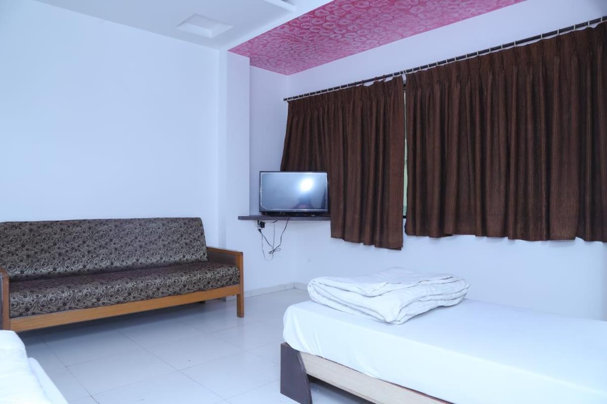 Hotel Kewal Inn Jālgaon Екстериор снимка
