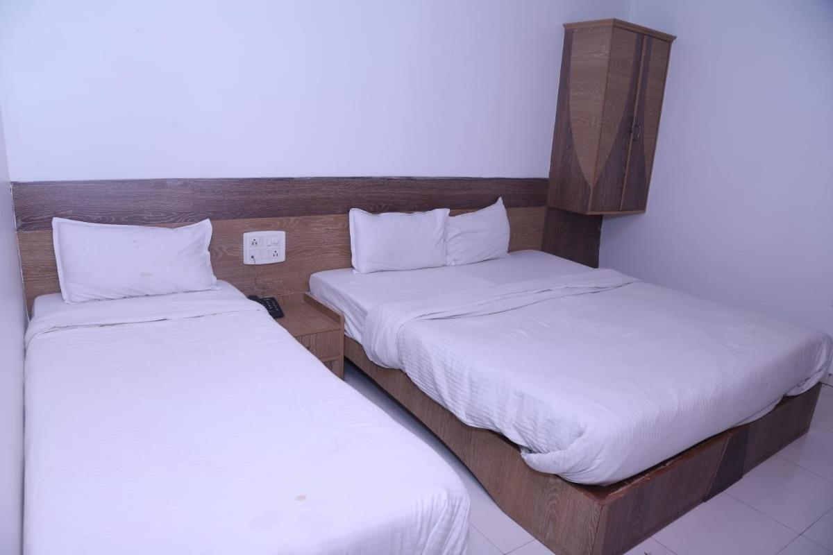 Hotel Kewal Inn Jālgaon Екстериор снимка