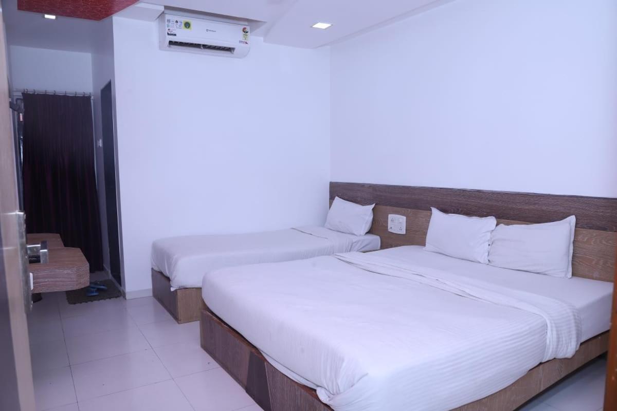 Hotel Kewal Inn Jālgaon Екстериор снимка