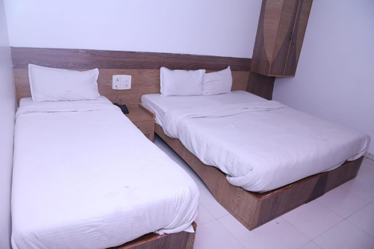 Hotel Kewal Inn Jālgaon Екстериор снимка