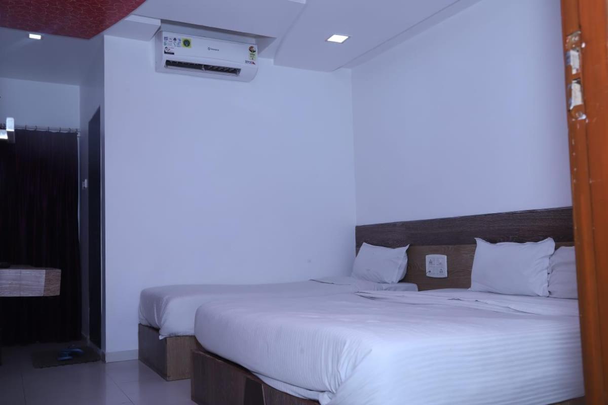 Hotel Kewal Inn Jālgaon Екстериор снимка